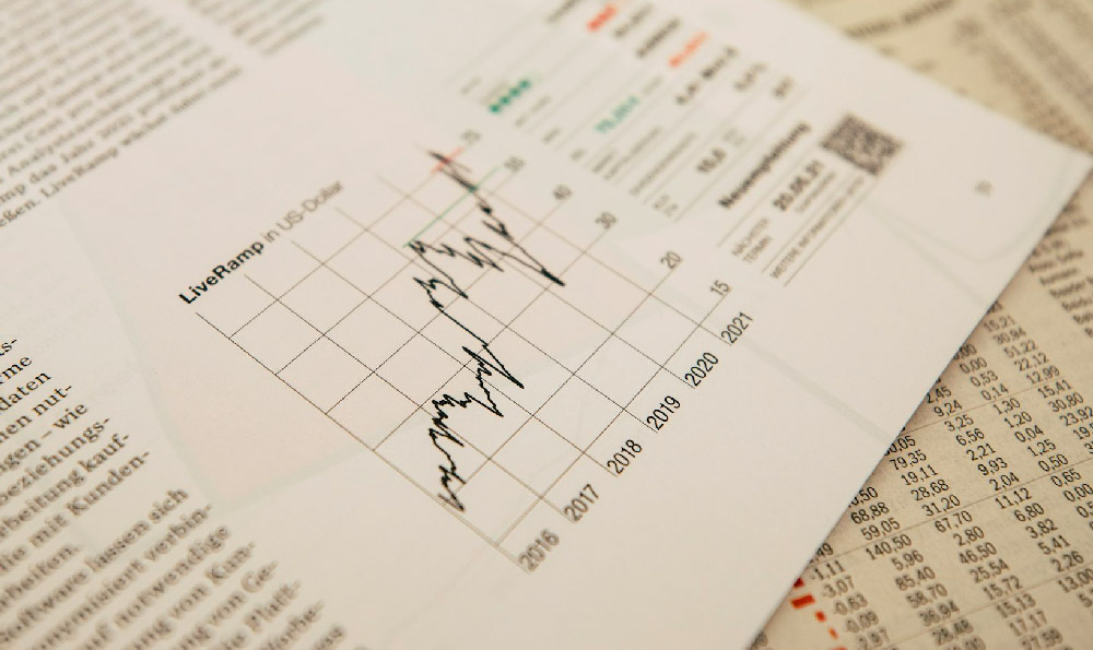 How can I invest in gold, and is Robinhood a viable option?
